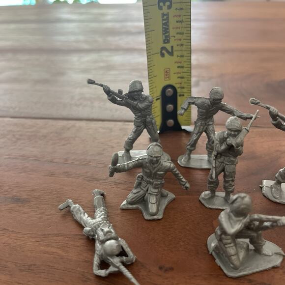 Vintage Gray Army Soldier Men Figures Toys Lot of 7 - Picture 4 of 4